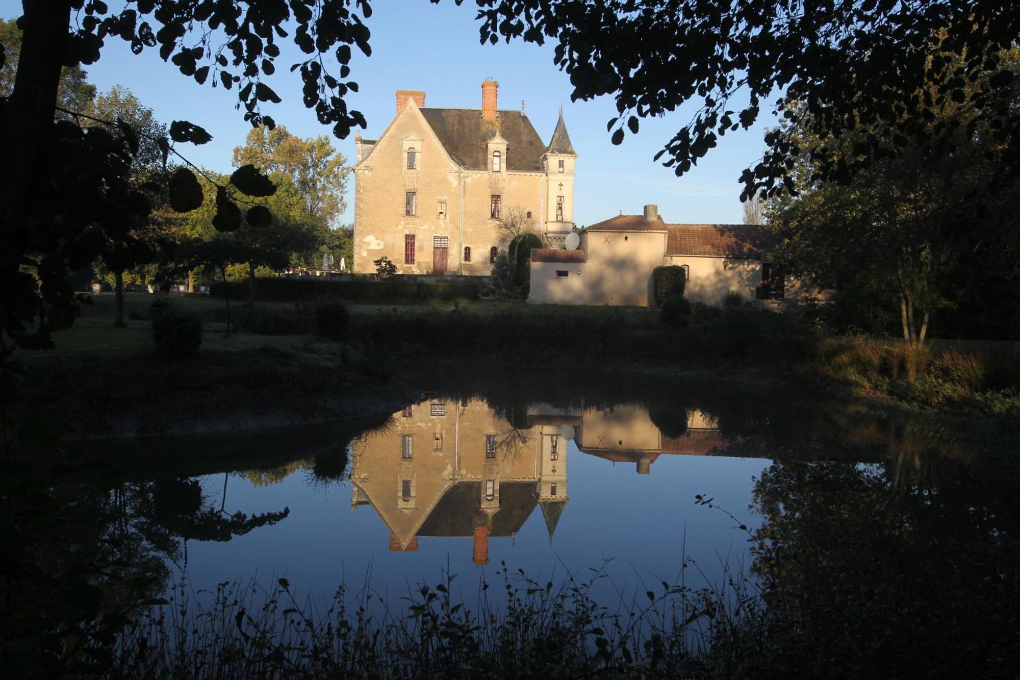 Chateau De La Verie Challans Exterior photo